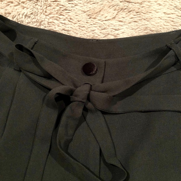 Elegant dress shorts with lace detail - Picture 3 of 8